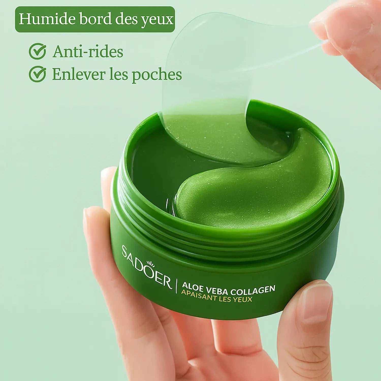 Femme souriante appliquant des patchs yeux à l’aloe vera et collagène Velura, soin hydratant et éclat du regard.
