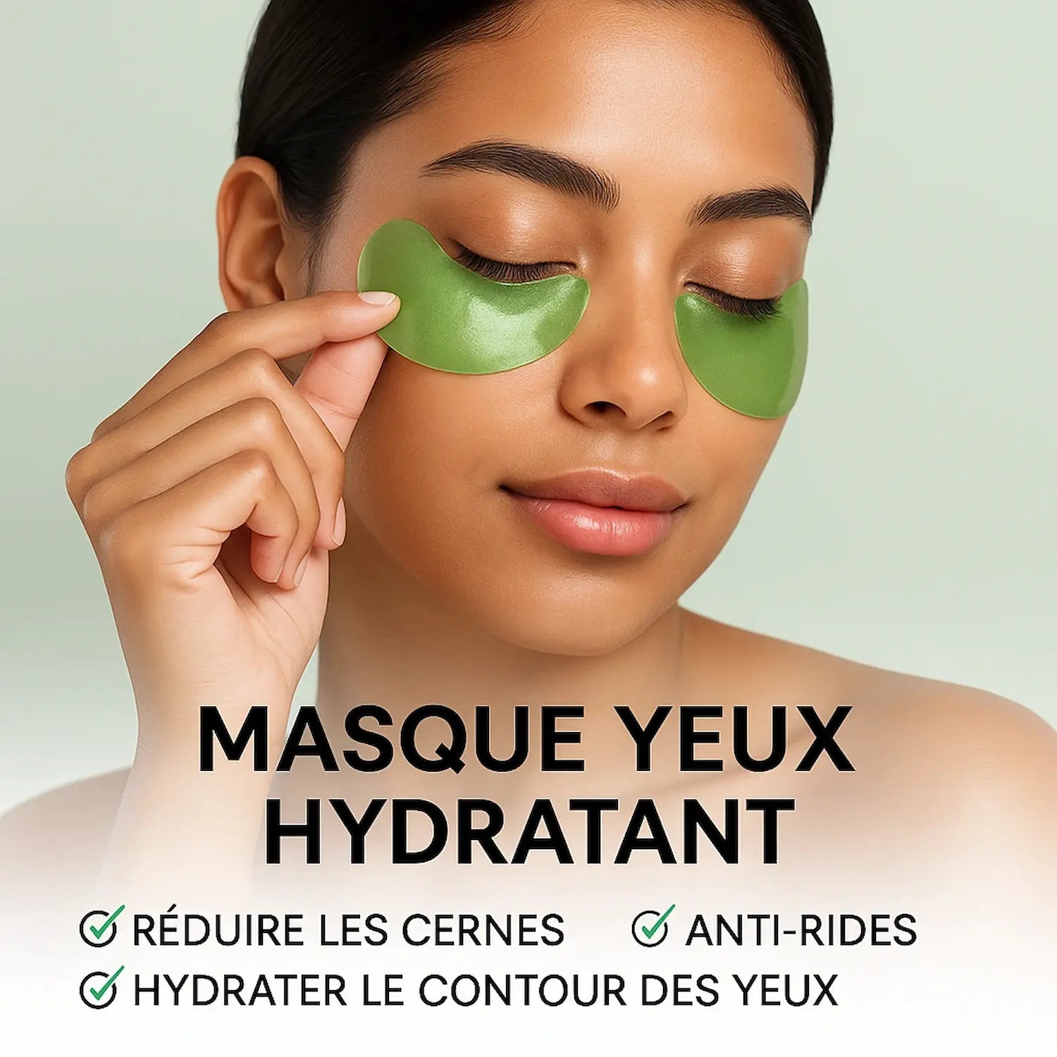 Femme souriante appliquant des patchs yeux à l’aloe vera et collagène Velura, soin hydratant et éclat du regard.